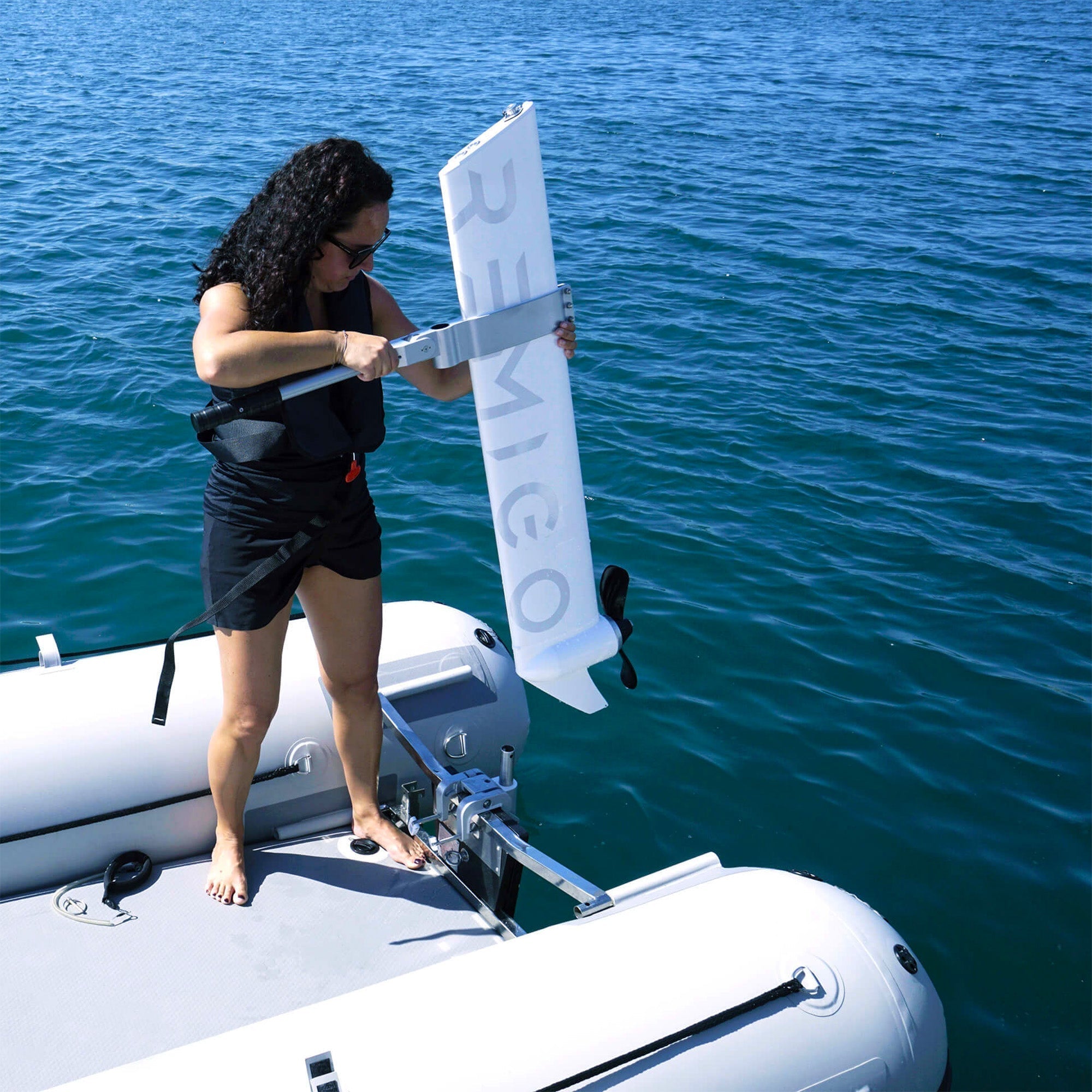Step-by-step installation of the RemigoOne Neo electric outboard on a dinghy transom